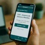 Pessoa acessando o sistema SVR do Banco Central do Brasil pelo celular para controle financeiro pessoal.