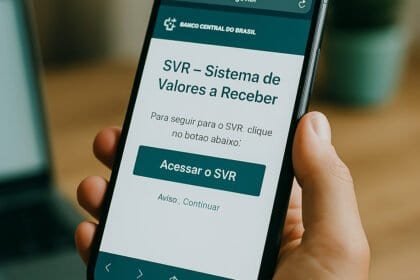 Pessoa acessando o Sistema Valores a Receber (SVR) do Banco Central no celular
