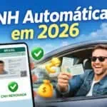 Homem sorridente segurando CNH digital renovada, com destaque para o carro ao fundo, informando sobre regras e prazos para CNH automática em 2026.