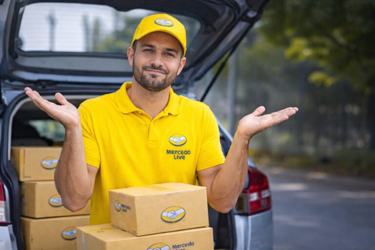 Entregador Mercado Livre com caixas de entregas, ilustrando ganhos di&aacute;rios e por rota.
