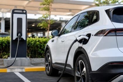 Veículo elétrico sendo carregado em estação de carregamento no Brasil, destacando a infraestrutura de energia para carros elétricos em 2026.
