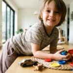 Dinheiro para criança de 3 a 6 anos começa brincando