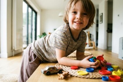 Dinheiro para criança de 3 a 6 anos começa brincando